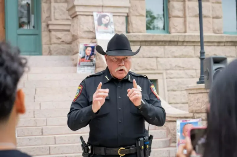 Tarrant County sheriff refuses to give briefings requested by Commissioner Simmons on jail deaths