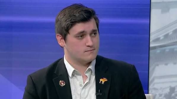 Heath Howard tells NH-01 voters of Democratic Socialist status